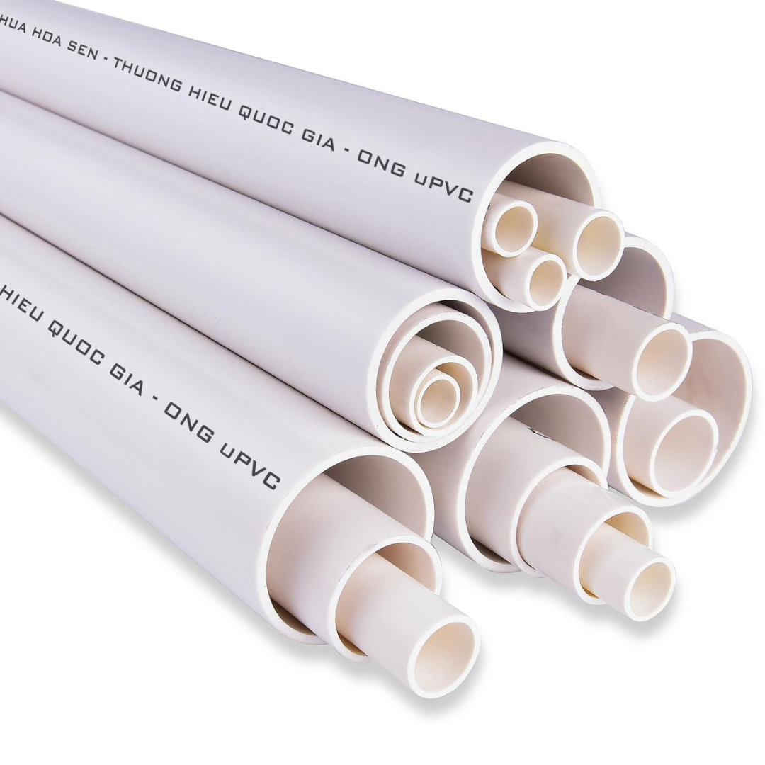 Tubos e conexões de PVC (Policloreto de Vinila) são materiais essenciais em construções, ideais para sistemas de água fria e esgoto devido à sua alta durabilidade (vida útil de 50 anos), leveza e fácil instalação. Comercializados nas linhas soldável (marrom) e roscável (branca),água fria)