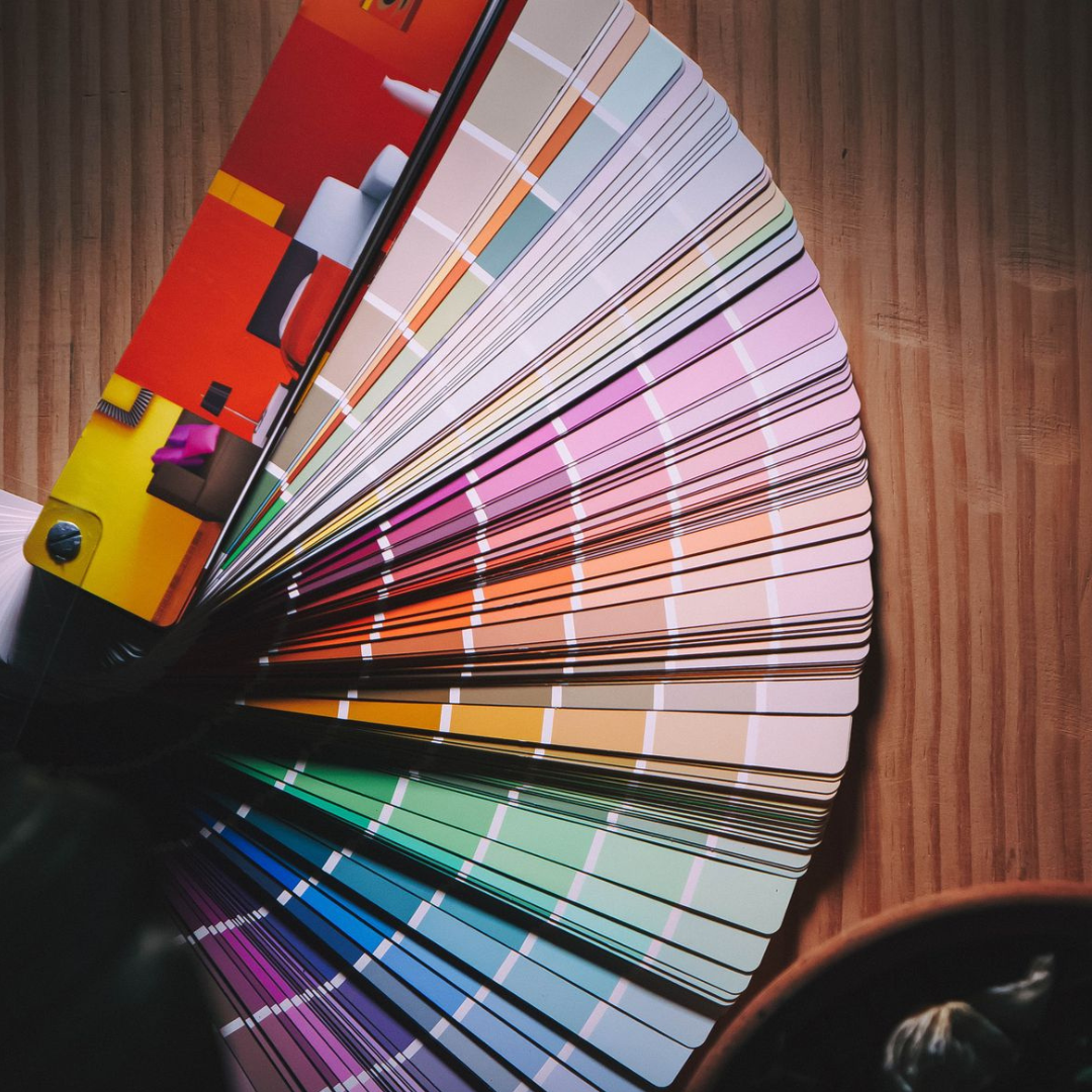 As tintas Látex e PVA são amplamente utilizadas na construção civil e artesanato, sendo ambas à base de água, solúveis e fáceis de aplicar. No contexto geral, o termo "Látex" refere-se a tintas à base de água (que podem ser PVA ou Acrílicas), enquanto o PVA (Poliacetato de Vinila) é o tipo mais comum e econômico de látex, ideal para ambientes internos.